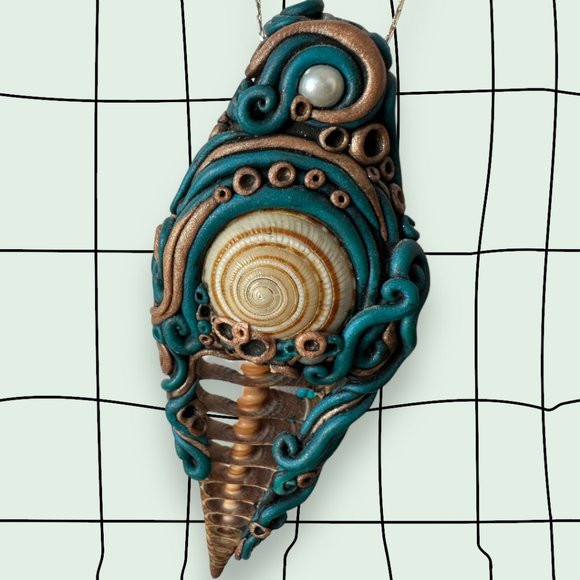 Handmade Embellished Shell Pendant - Picture 3 of 4